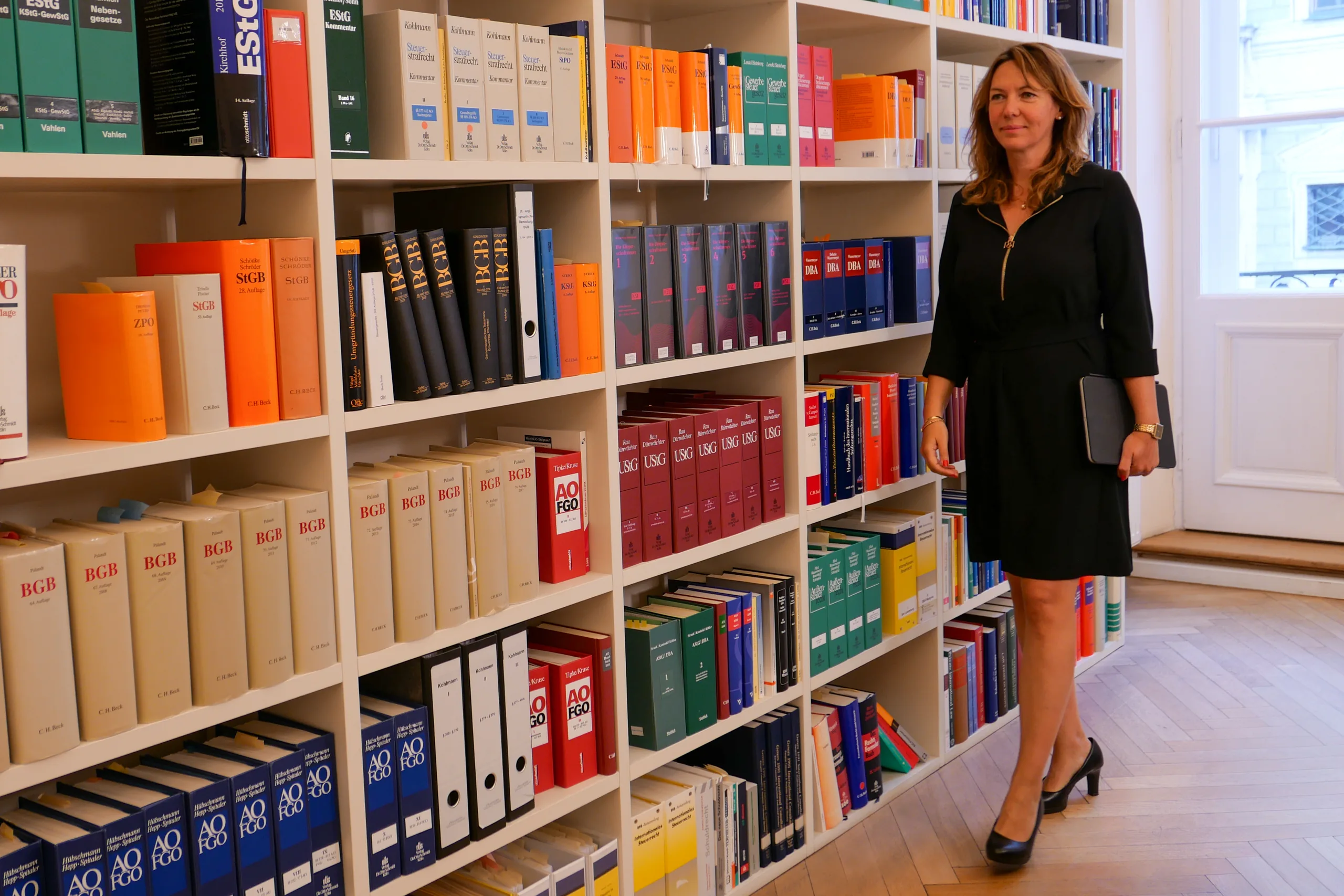 Steuerberaterin Angelika Kaluza in der Fachbibliothek ihrer Steuerkanzlei in Waldkirchen im Landkreis Freyung-Grafenau.